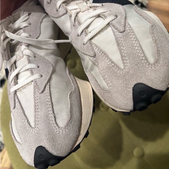 New Balance 327 White and Black Womens Sneakers - Picture 6 of 7